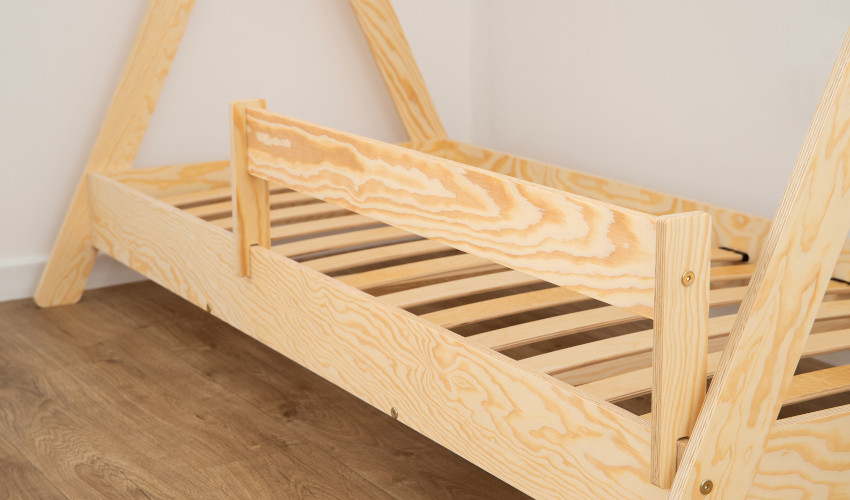 Holzbett TIPI aus Kiefernsperrholz in Naturholzfarbe mit zusätzlichem Schutzgitter